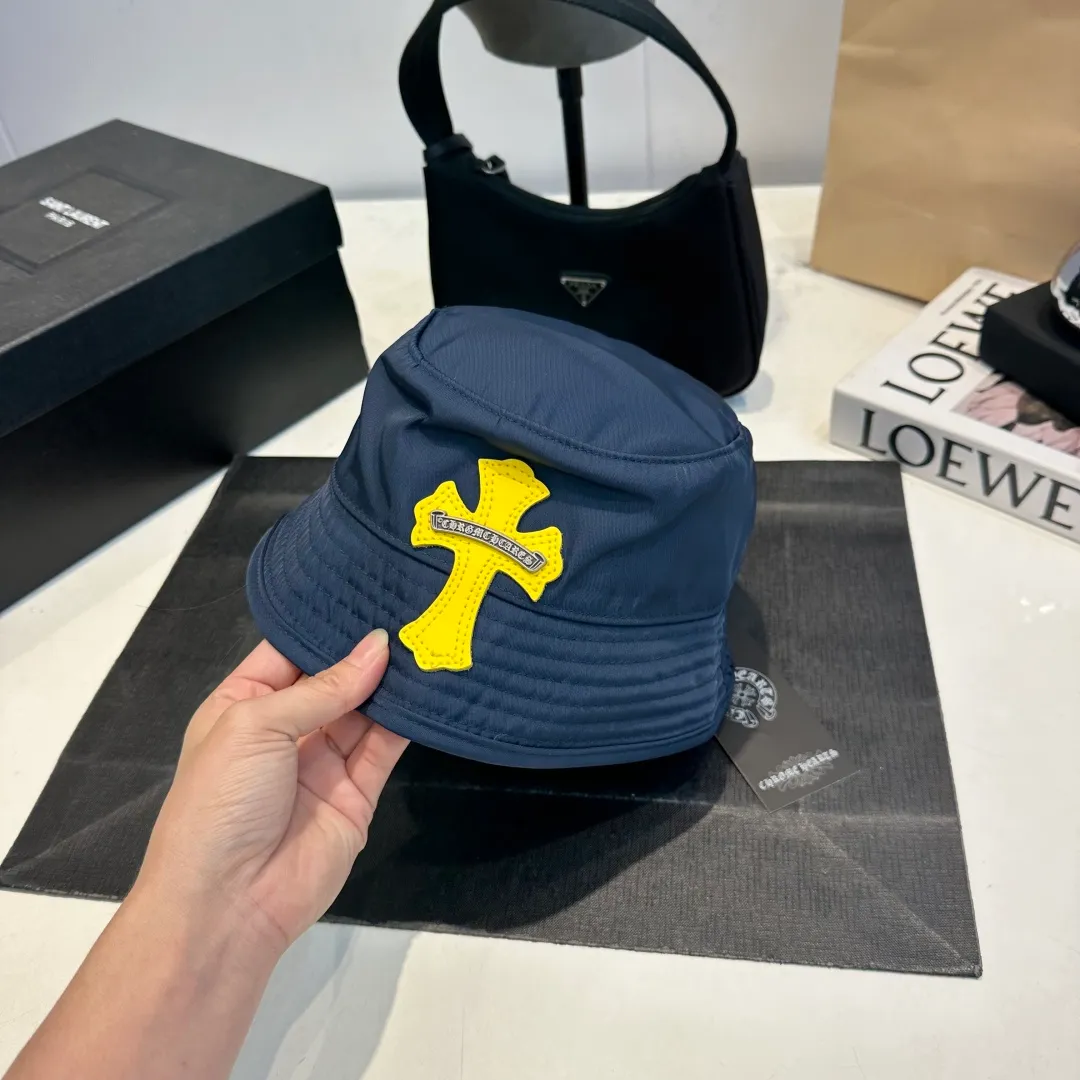 P70 𝐶ℎ𝑟𝑜𝑚𝑒 𝐻𝑒𝑎𝑟𝑡𝑠 Crow Heart Chocolate Barbie Pink Cross Leather Brand Horseshoe Roll Sleeves Sanskrit Letters Fisherman Hat Sun Hat